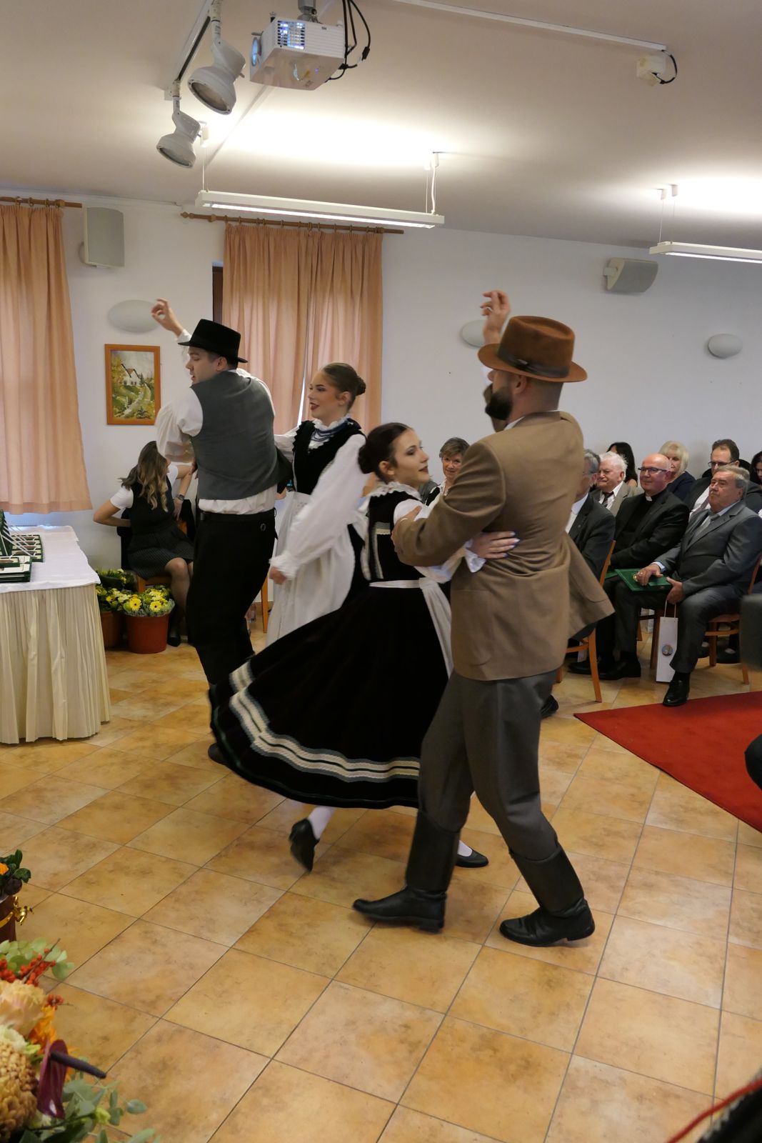 Vármegye napi néptáncműsor Rácalmáson (4)