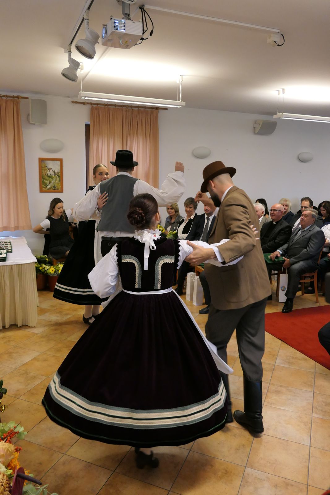 Vármegye napi néptáncműsor Rácalmáson (3)